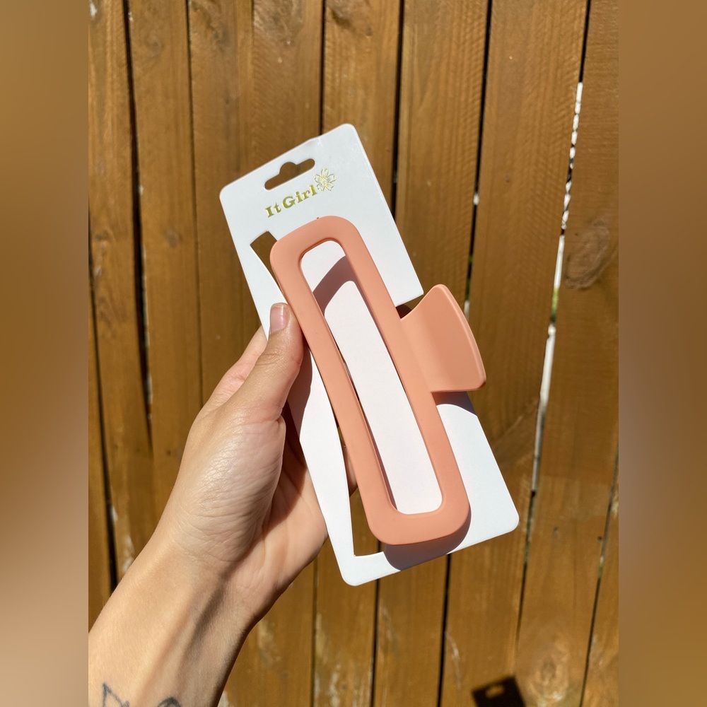 Matte Rounded Rectangular Cut-Out Claw Clip - Picture 6 of 6